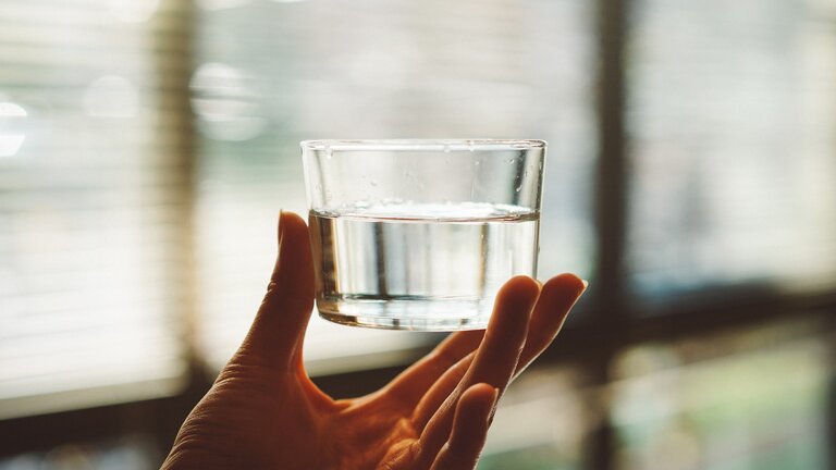 Ein Glas Wasser | © Manki Kim/unsplash