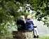 Zwei ältere Menschen sitzen auf einer Parkbank | © Sven Mieke/unsplash