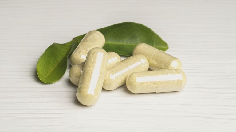 Weiße Tabletten umgeben von einem grünen Blatt | © Gergo Jaksa/pixabay