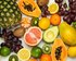 Aufnahme von unterschiedlichem Obst, wie Ananas, Weintrauben, Papaya, Limetten, Kiwis. | © Julia Zolotova/unsplash