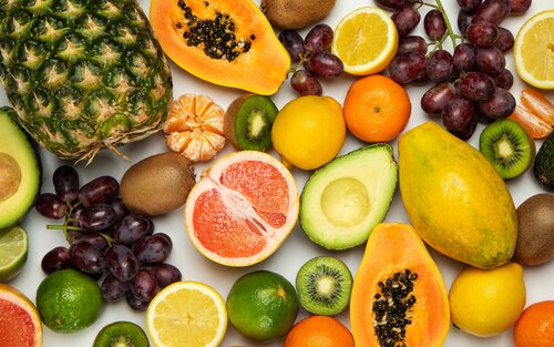 Aufnahme von unterschiedlichem Obst, wie Ananas, Weintrauben, Papaya, Limetten, Kiwis. | © Julia Zolotova/unsplash