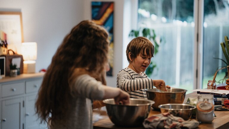 Kinder kochen zusammen | © Annie Spratt/unsplash