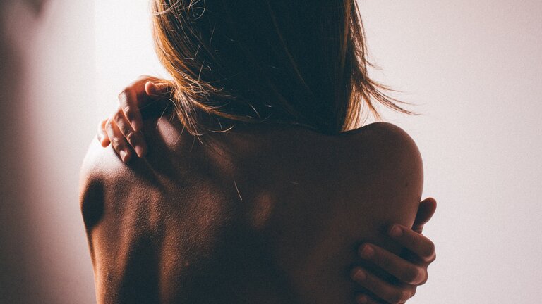 Nahaufnahme des Rückens einer jungen Frau | © Romina Farías/unsplash
