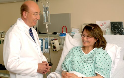 Ein Arzt spricht mit einer Patientin im Krankenbett | © unsplash
