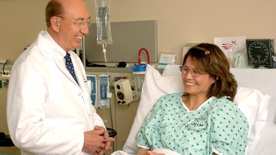 Ein Arzt spricht mit einer Patientin im Krankenbett | © unsplash