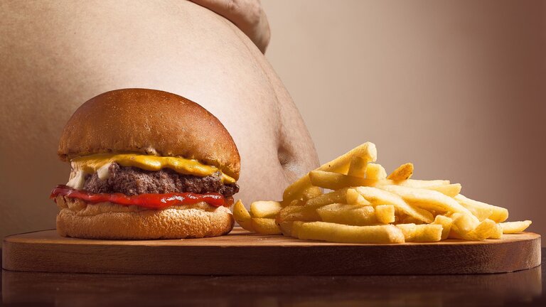 Fastfood mit übergewichtigem Mann im Hintergrund | © pixabay