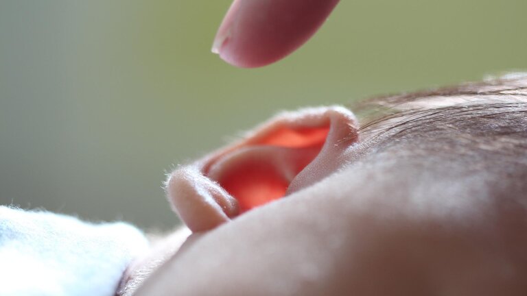 Ausschnitt des Kopf eines Kindes mit Ohr, auf das ein Finger gerichtet ist | © pixabay