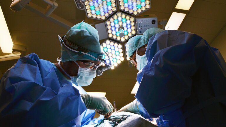 Das Foto zeigt zwei Chirurgen, die an einem offenen Körper operieren  | © pixabay