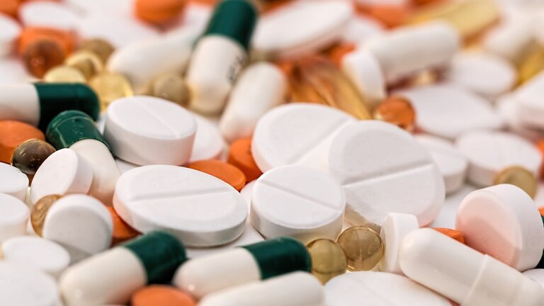 Ein Haufen voller Tabletten.  | © Foto: Pixabay 