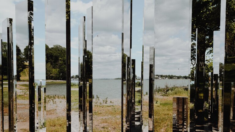 viele Spiegel an Wasser aufgestellt | © Foto: Kelly Sikkema/unsplash