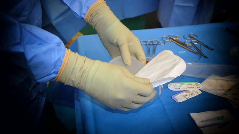 Vorbereitung einer Brustamplantation im Operationssaal | © unsplash