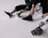 Auf dem Bild sind zwei sitzenden Menschen abgebildet, die schwarz-weiße, legere Kleidung und lässige Schuhe tragen. Die Beine der beiden sind durch Beinprothesen ersetzt. | © Pexels.com