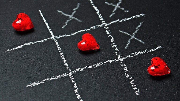 Tic Tac Toe Spiel mit Herzformen | © pixabay