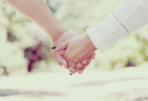 Zwei Menschen halten Händchen. | © Miguel R Perez / pixabay.com