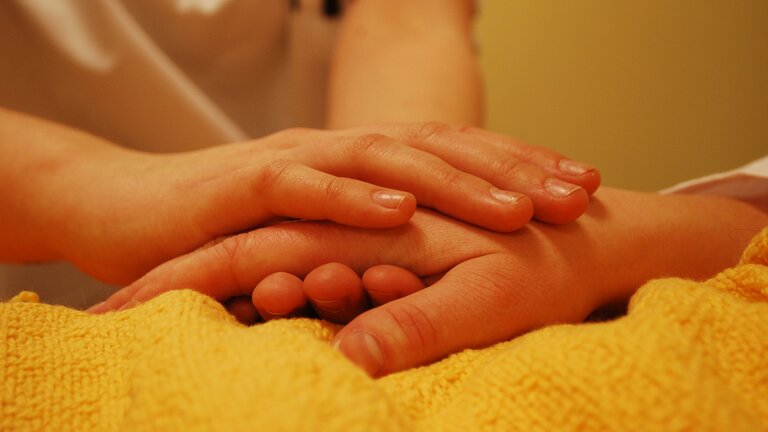 Eine Person hält fürsorglich die Hand einer anderen Person | © pixabay