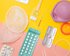 Verschiedene Verhütungsmittel vor gelb-rosa Hintergrund | © Reproductive Health Supplies Coalition/unsplash