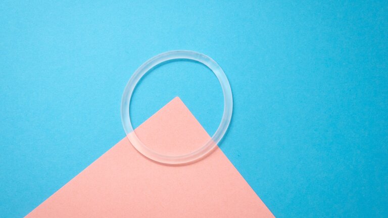 Ein Vaginalring vor rosa-blauem Hintergrund. | © Reproductive Health Supplies Coalition/unsplash