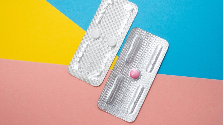Zwei Verpackungen der Pille danach vor buntem Hintergrund. | © Reproductive Health Supplies Coalition/unsplash