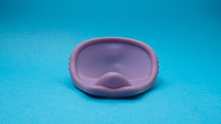 Ein lila Diaphragma vor blauem Hintergrund | © Reproductive Health Supplies Coalition/unsplash