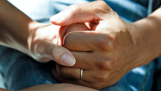 Zwei Personen halten Händchen. | © Unsplash/ National Cancer Institute