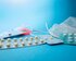 Zu sehen sind verschieden Verhütungsmittel vor blauem Hintergrund. | © Unsplash/Reproductive health supplies coalition