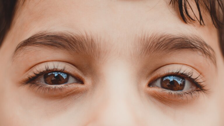 Nahaufnahme der braunen Augen eines Jungen