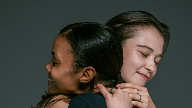 Zwei junge Frauen umarmen sich herzlich. | © Ketut Subiyanto / Pexels.com