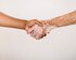 Nahaufnahme: Zwei Personen geben sich die Hand; eine Person hat Pigmentflecken | © Armin Rimoldi/pexels