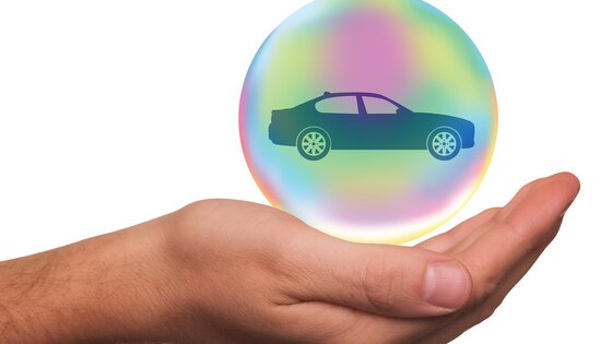 Illustration einer Hand die ein auto in einer Blase hält | © pixabay