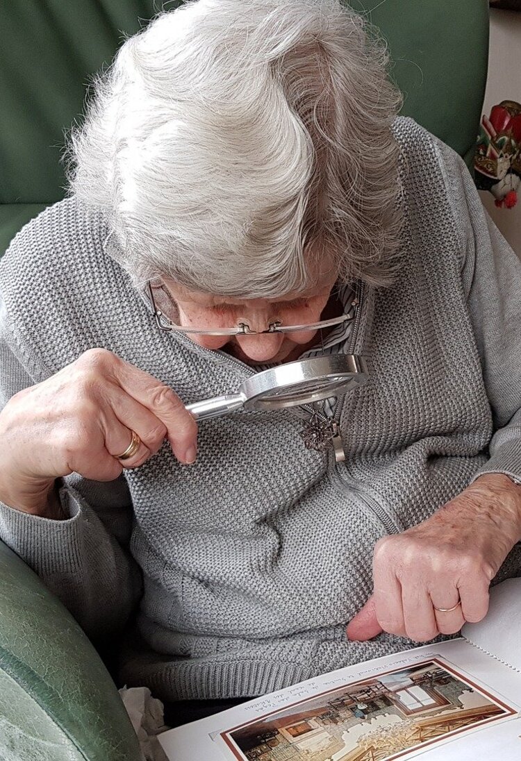 Ältere Dame liest mit Lupe | © pixabay