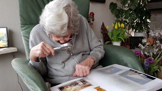 Ältere Dame liest mit Lupe | © pixabay