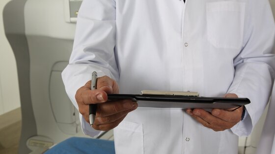 Nahaufnahme eines Mediziners mit Klemmbrett | © pixabay