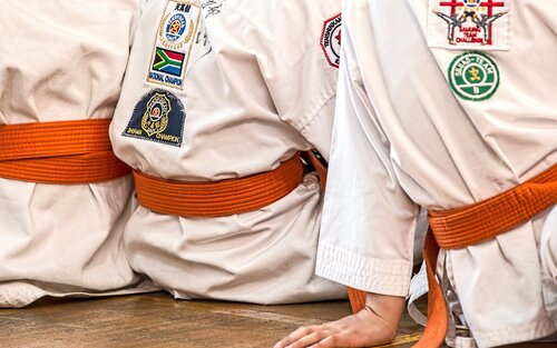 Menschen in Karateanzügen von hinten | © pixabay