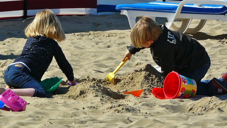 Kinder spielen im Sandkasten | © pixabay