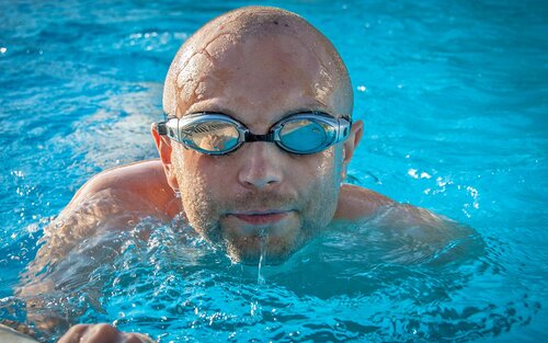 schwimmender Mann | © pixabay