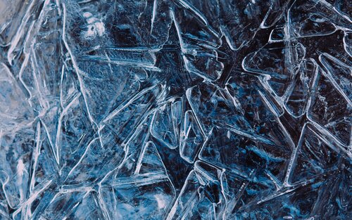 Blaues Eis so vergrößert, dass die einzelnen Eisstücke zu sehen sind. | © Erin Mckenna/unsplash