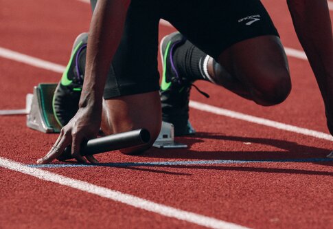 Foto von den Füßen eines Läufers, der sich auf der Startposition befindet. | © Unsplash