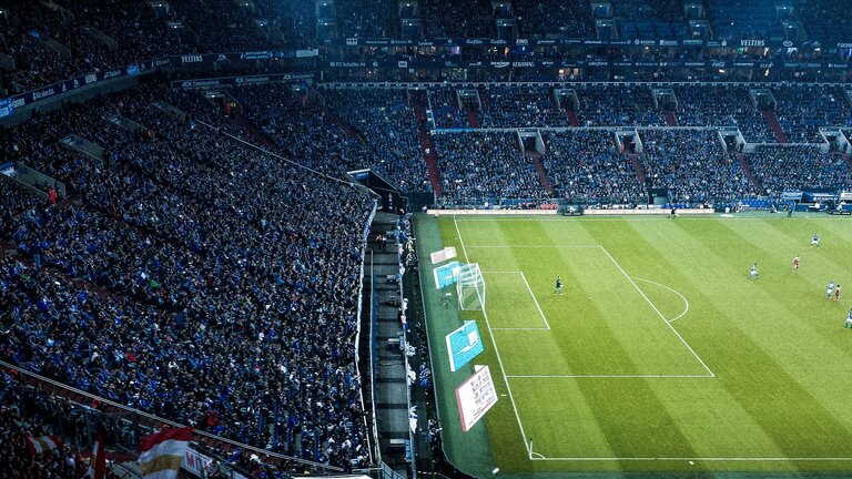 Foto von einem voll besuchten Fußballstadion. | © Unsplash