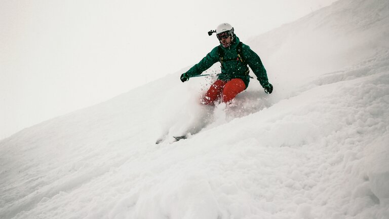Foto von einem Mann, der im Tiefschnee Ski fährt.  | © Unsplash
