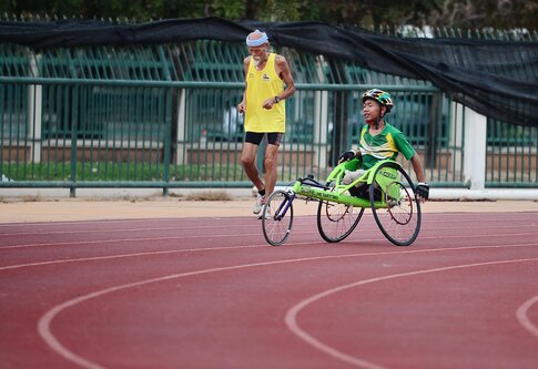 Foto von zwei paralympischen Sportlern auf einer Tartanbahn | © Unsplash