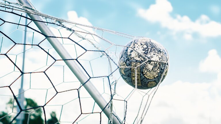 Foto von einem Fußball, der gerade ins Tor geschossen wurde. | © Unsplash