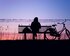 Einsame Person sitzt auf einer Bank bei Sonnenuntergang | © pixabay