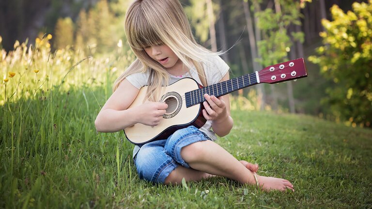Ein Mädchen spielt Gitarre | © pixabay