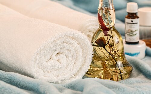 Handtücher und Massageöle | © Steve Buissinne/pixabay