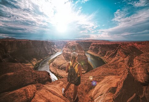 Eine junge Frau blickt über den Grand Canyon, USA | © Drif Riadh/unsplash