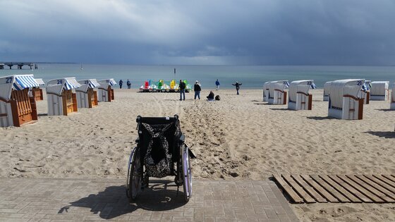 Leerer Rollstuhl an Strandpromenade | © pixabay