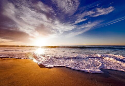 Strand bei Sonnenuntergang | © David Mark/pixabay.com