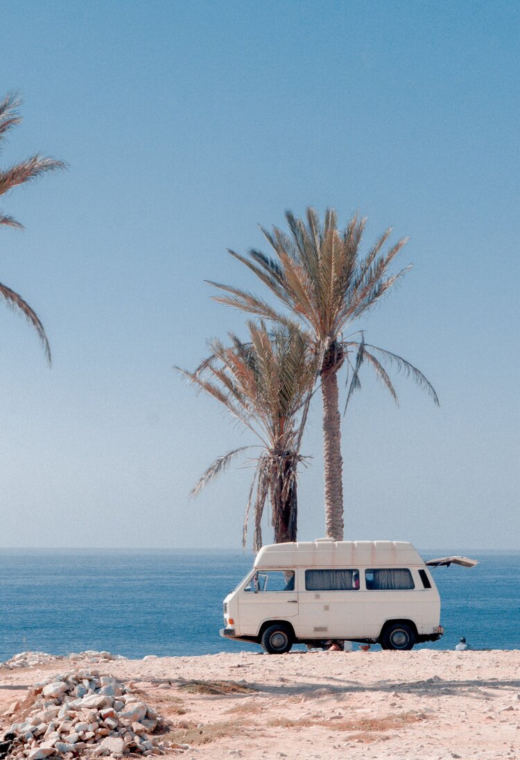 Ein Wohnmobil auf einer Klippe über dem Meer | © Anton Mishin/unsplash