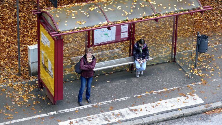 Zwei Menschen warten an einer Bushaltestelle | © Miran Lesnik/pixabay