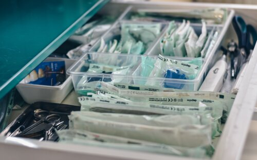 Medizinische Instrumente in einer Schublade | © Unsplash